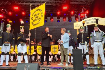 38. Bergstadtfest in Freiberg mit Fassanstich und Steigerlied offiziell eröffnet - Beim traditionellen Fassanstich greift der Bürgermeister zum Zapfhahn.