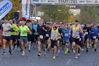 38. Glauchauer Herbstlauf: Das steckt hinter den unterschiedlichen Teilnehmerzahlen vom Sonntag - Das Foto vom Sonntag zeigt den Start der Halbmarathonläufer.