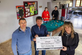 38. Glauchauer Herbstlauf: Wie eine Kindereinrichtung der Stadt vom Teilnehmerrekord profitiert - Andreas Wagner und Günter Dietrich von der TSG Glauchau überreichten Freizeitparadies-Leiterin Heike Arnold (von links) am Montag die Spende.