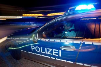 Eine Polizeistreife fährt zu einem Einsatz.