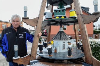 38 Schwibbögen, 60 Lichterketten und eine Riesenpyramide: Dieser Unternehmer ist Treuens Weihnachtskönig - Besonders stolz ist Jürgen König auf seine XXL-Pyramide. Sie stand früher mitten in Treuen.