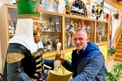 Mit Uwe Löschner, Chef des Nussknackermuseums Neuhausen, sind die Hooglands inzwischen gut bekannt.
