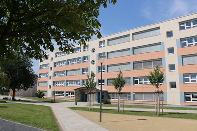 Alles neu: Freundlich sieht es rund um die Pausaer Schule aus.