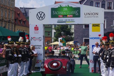 Oberbürgermeisterin Constance Arndt (BfZ) schickt die ersten Teilnehmer mit der Flagge des Freistaates Sachsen auf die Strecke.