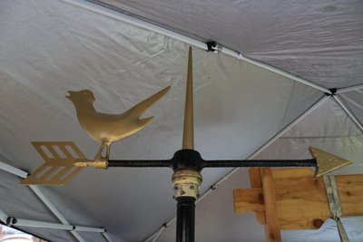 Die restaurierte Wetterfahne kommt auch wieder auf das Dach.