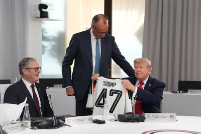 Im Sitzen nahm der US-Präsident sein Geschenk entgegen. 