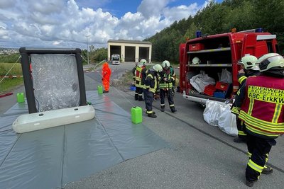 Beim Großalarm auf dem Wertstoffhof Himmlisch Heer waren auch zwei Gefahrgutzüge des Erzgebirgskreises mit im Einsatz. 