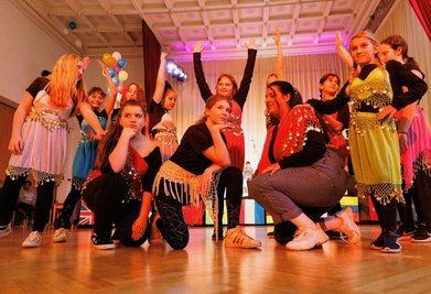 Unter dem Titel "In 80 Takten um die Welt" haben die Kinder in Workshops Tanz, Gesang und Trommeln unter professioneller Leitung erlernt. Das Ergebnis war im "Erzhammer" in Annaberg für Eltern, Familien und Freunde der jungen Darsteller zu sehen. 