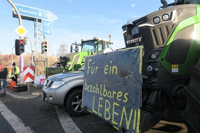 An der A-72-Anschlussstelle Aue-Hartenstein ist der Protest der Bauern am Donnerstag weitergegangen.