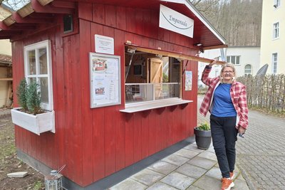 Susie Benz holt das Empanada-Häuschen in Hennersdorf aus dem Winterschlaf.