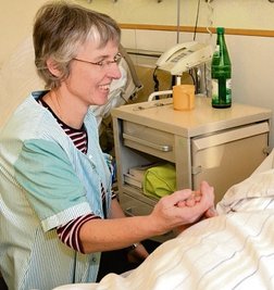  Die "Grüne Dame" Beate Uhlig besucht Patienten im Kreiskrankenhaus Freiberg. 
