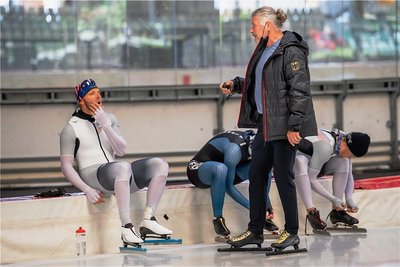 Der neue Sprint-Bundestrainer Peter Mueller wertet mit Nico Ihle einen Trainingslauf in der Inzeller Max-Aicher-Arena aus