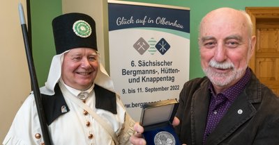 Helmut Herholz - Vorsitzender der Freiberger Münzfreunde (rechts)