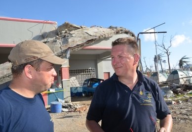  Der Freiberger Mirko Espig (l.) - hier mit einem Teamkollegen vom THW - war knapp vier Wochen bei einem Hilfseinsatz auf den Philippinen unterwegs. 