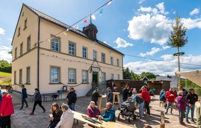 Auf dem Platz vor dem Begegnungszentrum, in dem sich jetzt die Funktionsräume der Feuerwehr befinden, feierten die Kameraden mit ihren Gästen.