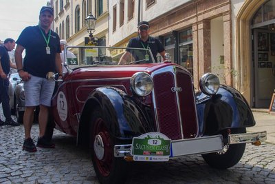 René Meinel-Poller und Kai Werner an ihrem DKW F 5 Roadster aus dem Jahr 1935.