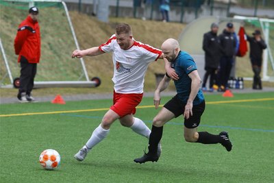 Obwohl Ronny Schmiedel (l.) - hier im Duell mit Matthias Meier vom VfB Grünhain-Beierfeld - gelernter Innenverteidiger ist, hat er einen Torriecher.