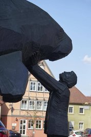 Das Denkmal für Georg Wilhelm Steller in Bad Winsheim (Bayern). Der Arzt, Ethnologe und Naturforscher ist der einzige Wissenschaftler, der die ausgestorbene Stellersche Seekuh (Hydrodamalis gigas) beschrieben hat.