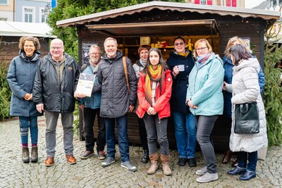 Auch das Mittweidaer Finanzamt möchte in die Sterne blicken: Bei der internen Weihnachtsfeier des Finanzamts waren am Mittwoch 300 Euro an Spenden zusammenkommen, um das Teleskop wiederherzustellen. Mitarbeiter und Mitarbeiterinnen nutzten am Freitag die Gelegenheit, die Spende direkt am Stand auf dem Weihnachtsmarkt zu übergeben.