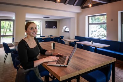 Restaurantleiterin Lilly Müller bei Vorbereitungen.