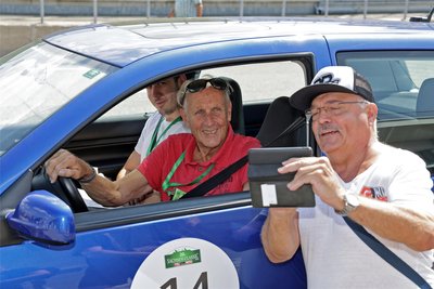 Rennsportlegende Hans Stuck im blauen Golf R32. Matthias Mizera (69) aus Niederwürschnitz hat lange auf ein Foto mit dem Rennfahrer warten müssen.