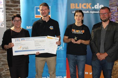 Platz 2 beim "Kleinen Stern des Sports" in Bronze der VR-Bank Mittelsachsen für die Basketballer des ATSV Freiberg: Angelika Belletti (Vorständin der VR-Bank), Paul Gabriel und Katarina Klobusiakova vom ATSV Freiberg und KSB-Geschäftsführer Benjamin Kahlert (v.l.). 