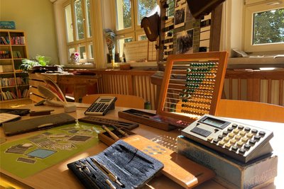 Schule im Wandel der Zeiten. Extra fürs 25-Jährige hat die Montessori-Grundschule Limbach mit dem Netzschkauer Heimatforscher Falk Naumann in der Bibliothek ein Schulmuseum eingerichtet.