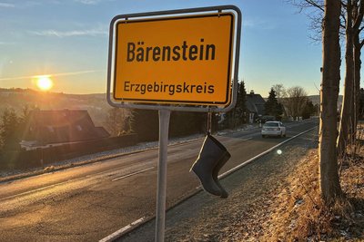 Die Landwirte machen auch mit einer anderen Aktion auf ihre Sorgen aufmerksam. An Ortseingangsschildern wurden Gummistiefel aufgehangen. So auch in Bärenstein.