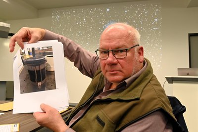 Michael Hesse zeigt ein Bild vom Teleskop der Sternwarte der Fichte-Schule in Mittweida.