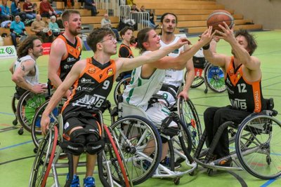 Die Zwickauer Spielertrainerin Marianne Buso kämpft in dieser Szene mit Gästespieler Thomas Schröder um den Ball.