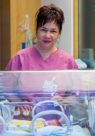 Einer der aufregendsten Plätze für Kinderkrankenschwester Silke Manthey-Wanecek: die Frühchenstation im Universitätsklinikum Carl Gustav Carus in Dresden. "Wie sich dank Fortschritten in Medizin und Pflege hier kleine Menschen entwickeln, ist eine Freude. Auch die älteren Kinder, die wir betreuen, geben uns viel Lebensfreude zurück." Vor 24 Jahren hat Silke Manthey den Beruf erlernt, heute unterrichtet sie den Nachwuchs an der krankenhauseigenen Carus Akademie. Kinderkrankenpfleger sind für sie Psychologen, sie müssen einfühlsam sein, beobachten und die Eltern begleiten. "All diese Fähigkeiten erlernen wir nur durch eine spezielle Ausbildung."