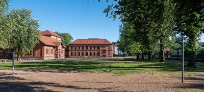 Auf der geschätzt 2500 Quadratmeter großen Schotterfläche soll ein Sportplatz entstehen.