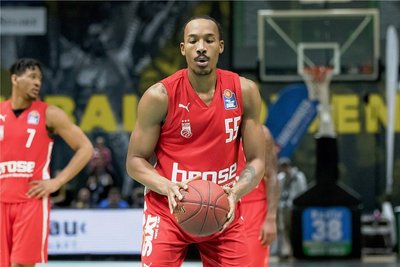 Darion Atkins (hier noch im Trikot von Brose Bamberg) wechselt ab der kommenden Saison zu den Niners Chemnitz.
