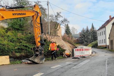 Mitarbeiter der Dahlener Bau GmbH legen letzte Hand an die Stützmauer an der Zettlitzer Hauptstraße. 