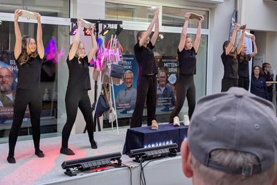 Zur Annaberger Modenacht am Sonnabend wirkten unter anderem Mitglieder der Tanzgruppe Infinity aus Geyer mit. Bei diesem Auftritt zeigten sie auf der Buchholzer Straße unter anderem Schuhe.