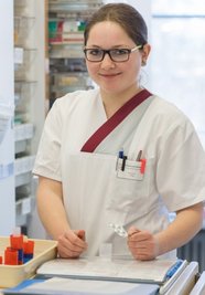 Für jeden Patienten die richtigen Medikamente bereitlegen: Gewissenhaft dokumentiert Anja Baumheier anhand der Unterlagen die Dosierung. Seit ihrem Abschluss im August 2015 arbeitet die 19-Jährige erst einige Monate als Krankenpflegerin in den Zeisigwaldkliniken Bethanien Chemnitz. Auch wenn meine Arbeit nicht nur schöne Seiten hat, so freue ich mich, wenn ich anderen helfen kann." Schon über einen Händedruck freut sie sich. Bei der Ausbildung von allen drei Pflegeberufen noch mehr lernen zu können, sieht sie nicht als Nachteil. "Aber Qualifizierungen für meinen Beruf sind wichtig."
