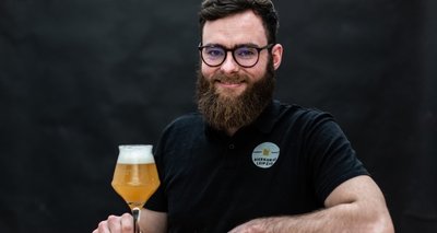 Bier-Sommelier Ludwig Reinhold gibt sein Wissen beim ersten Stammtisch der Freiberger Sommernächte weiter. 