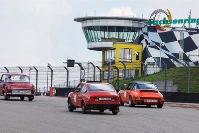Wertungsprüfung der Sachsen Classic Rallye 2023 auf dem Sachsenring. Noch waren es nur dunkle Wolken und kein Regen.