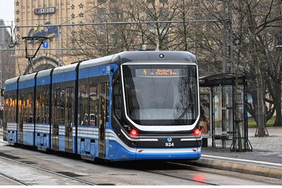 Die Fahrt mit ÖPNV ist für Senioren nicht ungefährlich. Immer wieder stürzen Fahrgäste, wenn Bus oder Bahn anfahren, während sie noch einen Sitzplatz suchen.