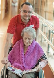 Menschen wie die 92-jährige Helga Felgner an ihrem Lebensabend begleiten: Marcel Scheerbaum-Radics hört als Altenpfleger im Senioren- und Pflegezentrum Sen Vital in Chemnitz manche Lebensgeschichte. "Ich möchte aufräumen mit dem Vorurteil, dass die Menschen hierher nur abgeschoben werden, dafür spreche ich viel mit ihnen und muss als Pfleger auch mal die Familie ersetzen." Der 34-Jährige, der auch als Praxisanleiter arbeitet, wünscht sich aber für eine intensivere Betreuung mehr Personal und mehr Anerkennung. In andere Fachgebiete der Pflege reinzuschnuppern, steigert für ihn die Attraktivität der Arbeit des Altenpflegers.