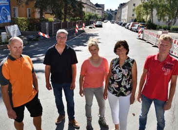Der 16. August war der Abschlusstag der Bauarbeiten an der Karl-Liebknecht-Straße in Oelsnitz - und die Beteiligten sind zufrieden: von links Matthias Kuffer (Rohrnetzmeister Gas der Stadtwerke Oelsnitz), Markus Hausmann (Technischer Leiter Stadtwerke), die Oelsnitzer Stadtbaumeisterin Kerstin Zollfrank, Ines Puhan (Geschäftsführerin Stadtwerke) und Thomas Freundel, Geschäftsführer der bauausführenden Firma UTR aus Schönbrunn. 