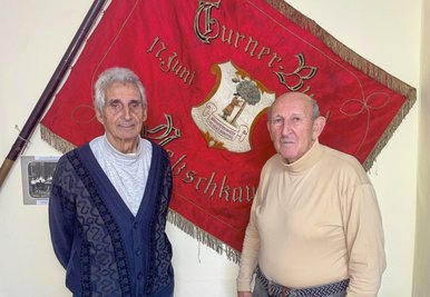 Orts- und Vereinschronist Falk Naumann (links) und Abteilungsleiter Peter Müller haben im Netzschkauer "Bürger-stübel" eine Ausstellung zum 175-jährigen Bestehen des Turnens in Netzschkau erstellt. 