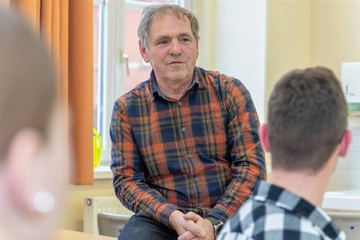 Dietmar Schneider beim Abitur-Training mit Schülern der 12. Klasse an seiner früheren Leib- und Magenschule, dem Auerbacher Goethe-Gymnasium. Die Prüfungsvorbereitung findet seit 2006 alle zwei Wochen statt. Auch dafür erhielt er zu Jahresbeginn den "Lehrer-Oscar".