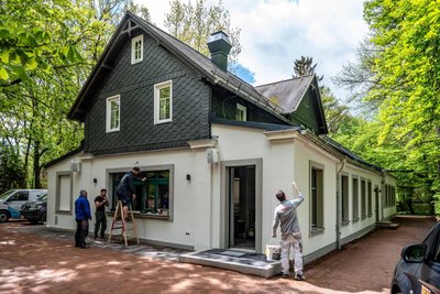 Letzte Arbeiten am Gebäude. Das Fenster wird die Ausgabe zum Biergarten.
