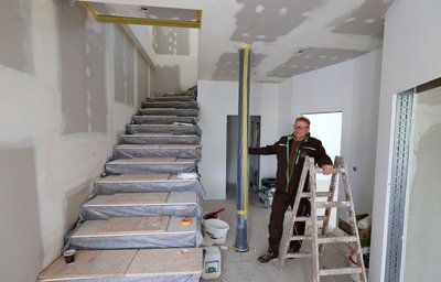 Und so sieht es innen aus: Peter Köster in einer der neu gestalteten Wohnungen über zwei Etagen. Das Treppenhaus ist neu eingebaut.