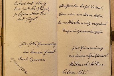 So wurde vor 100 Jahren geschrieben. Im Schulmuseum geben derzeit auch Poesiealben Auskunft über die Handschrift vergangener Schülergenerationen.