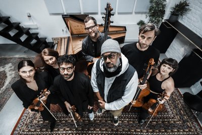 Samy Deluxe und "Mikis Takeover!"-Ensemble sind am Samstag in der Chemnitzer Stadthalle.