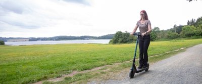 Nicole Tußler testet die neuen E-Scooter an der Talsperre Pöhl.