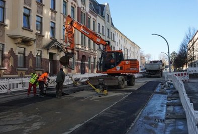 Bauen an einer Hauptverkehrsader, an der zugleich viele Oelsnitzer wohnen: Ein Foto aus dem November 2021, als im dritten Bauabschnitt zwischen Brunnen- und Adolf-Damaschke-Straße gebaut wurde. 
