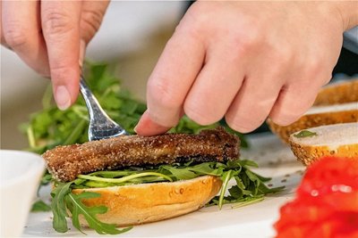 Vegan Essen im Januar wird unter "Veganuary" zum Vorsatz vieler vor allem junger Menschen (Symbolbild) 